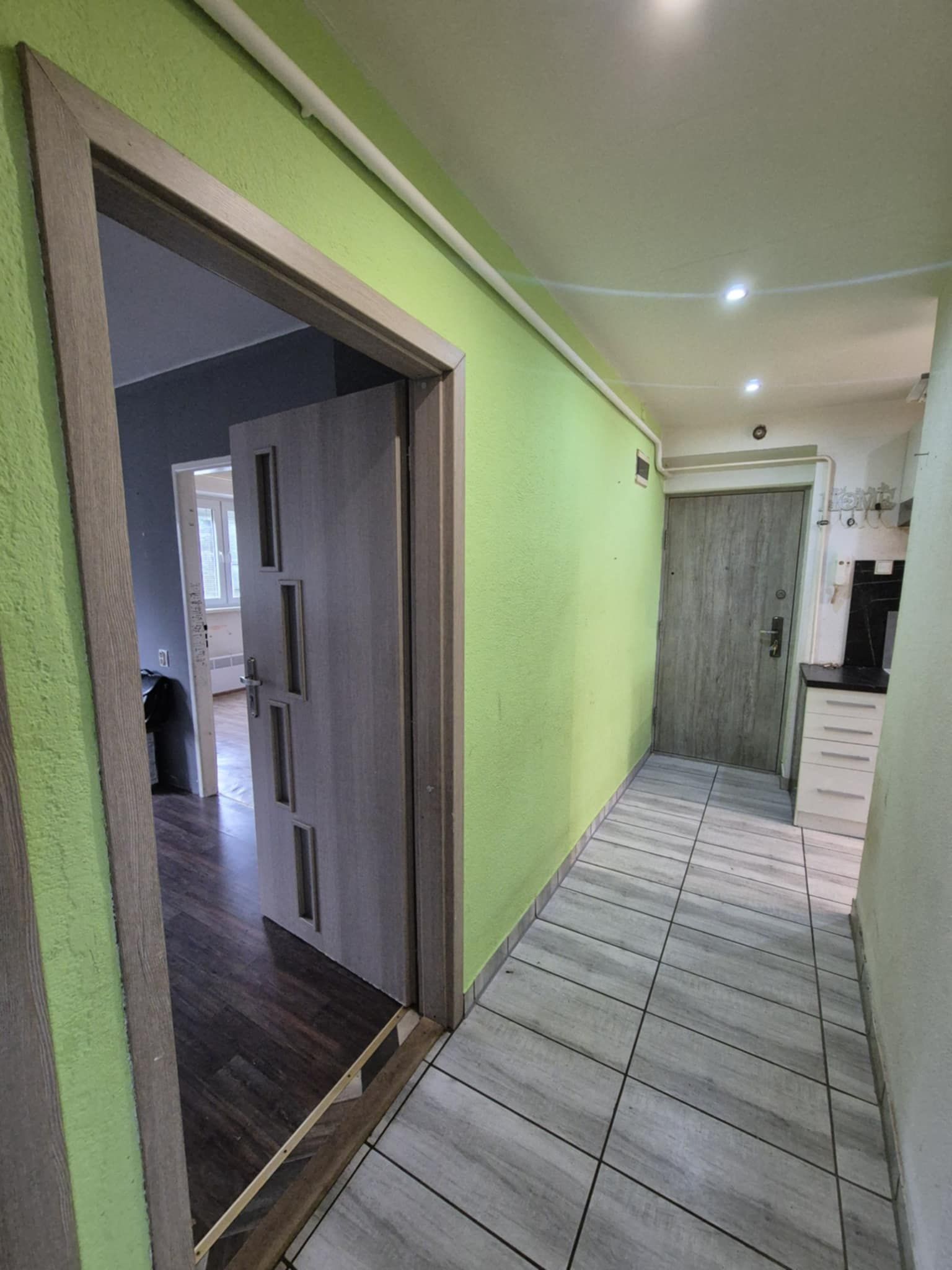 PREDAJ - 2 izbový tehlový byt prerobený na 3 izbový byt s vlastným kúrením v Komárne – fotografia 3