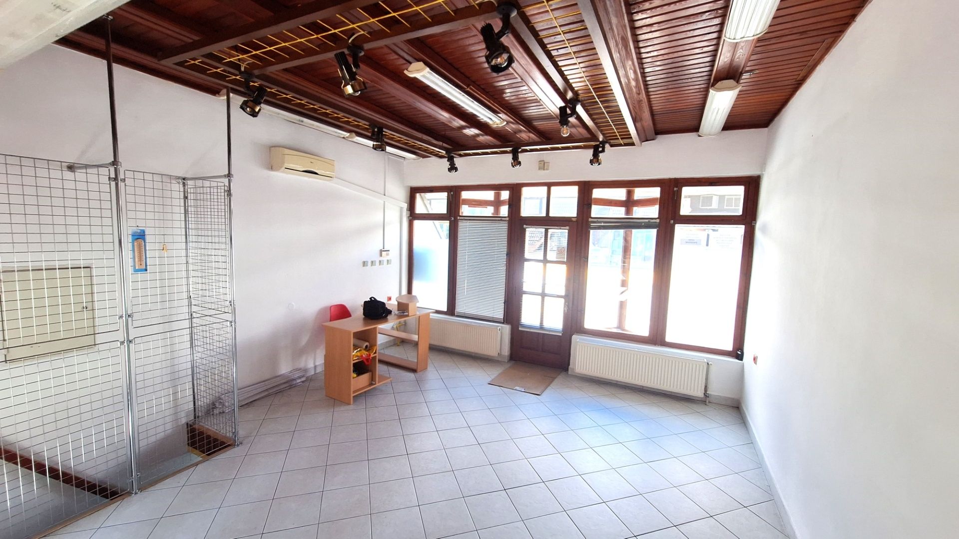 IBA U NÁS! PREDAJ - Polyfunkčný objekt vhodný na kanceláriu, obchod, salón v Komárne – fotografia 1
