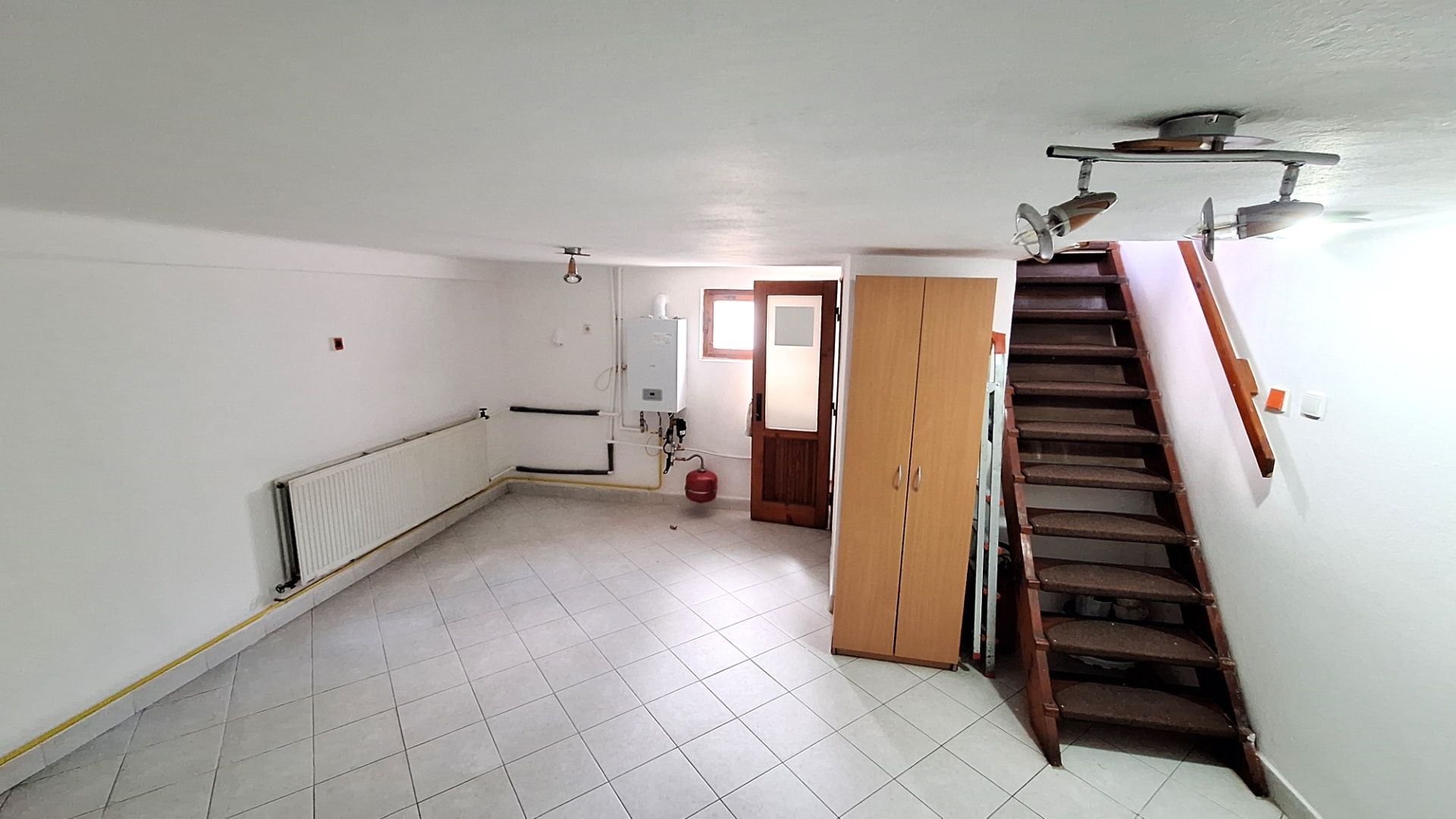 IBA U NÁS! PREDAJ - Polyfunkčný objekt vhodný na kanceláriu, obchod, salón v Komárne – fotografia 3
