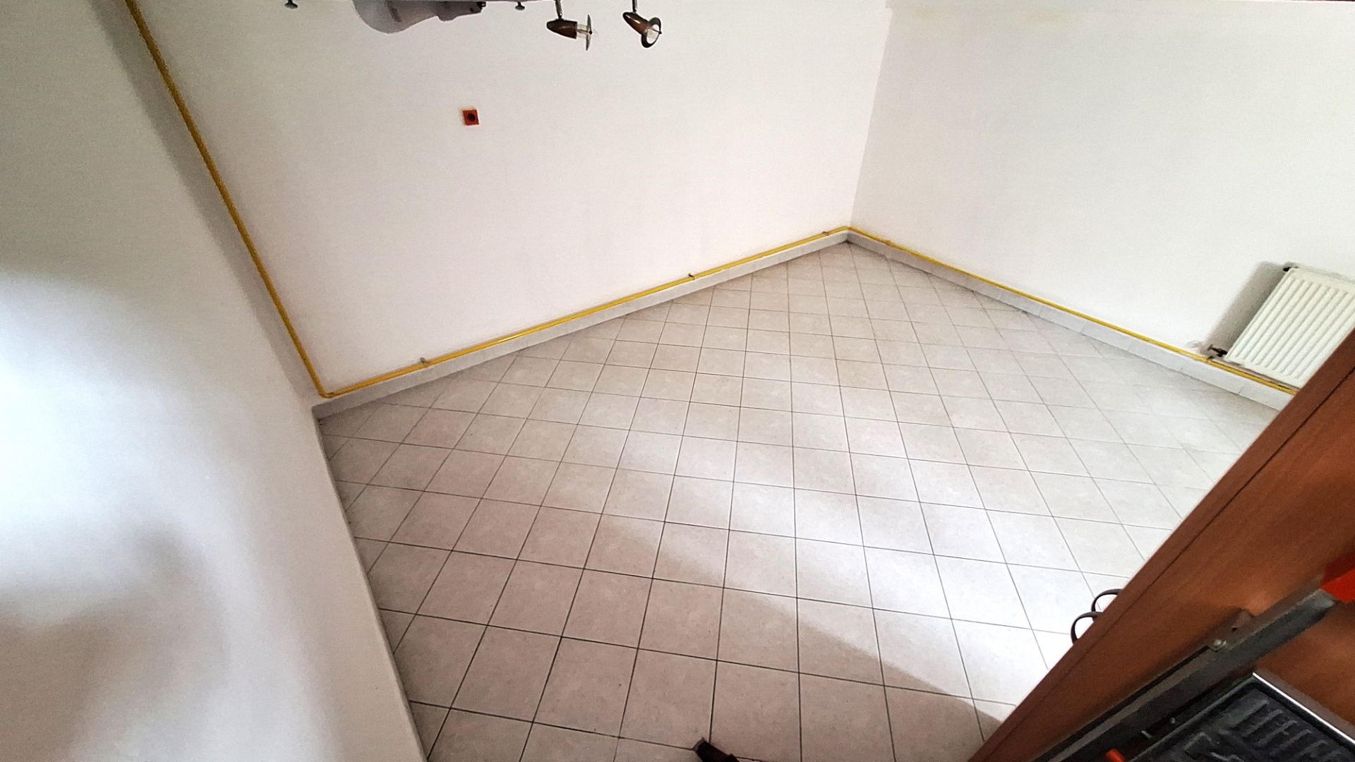 IBA U NÁS! PREDAJ - Polyfunkčný objekt vhodný na kanceláriu, obchod, salón v Komárne – fotografia 4