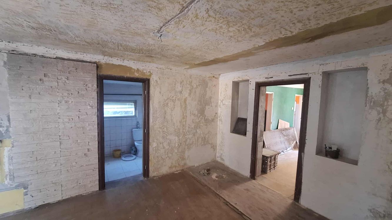 IBA U NÁS! PREDAJ - 4 izbový dom vhodný na rekonštrukciu podľa vlastných predstáv na Alžbetinom ostrove v Komárne – fotografia 3