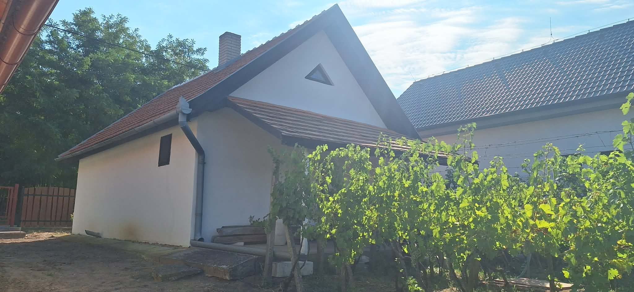 IBA U NÁS! PREDAJ - Murovaný domček s klembovou pivnicou a záhradou v obci Svätý Peter – fotografia 1