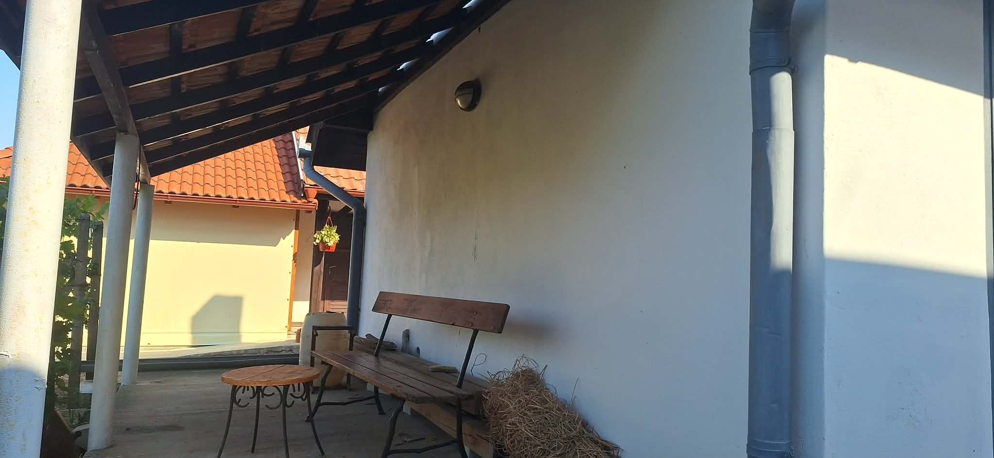 IBA U NÁS! PREDAJ - Murovaný domček s klembovou pivnicou a záhradou v obci Svätý Peter – fotografia 2
