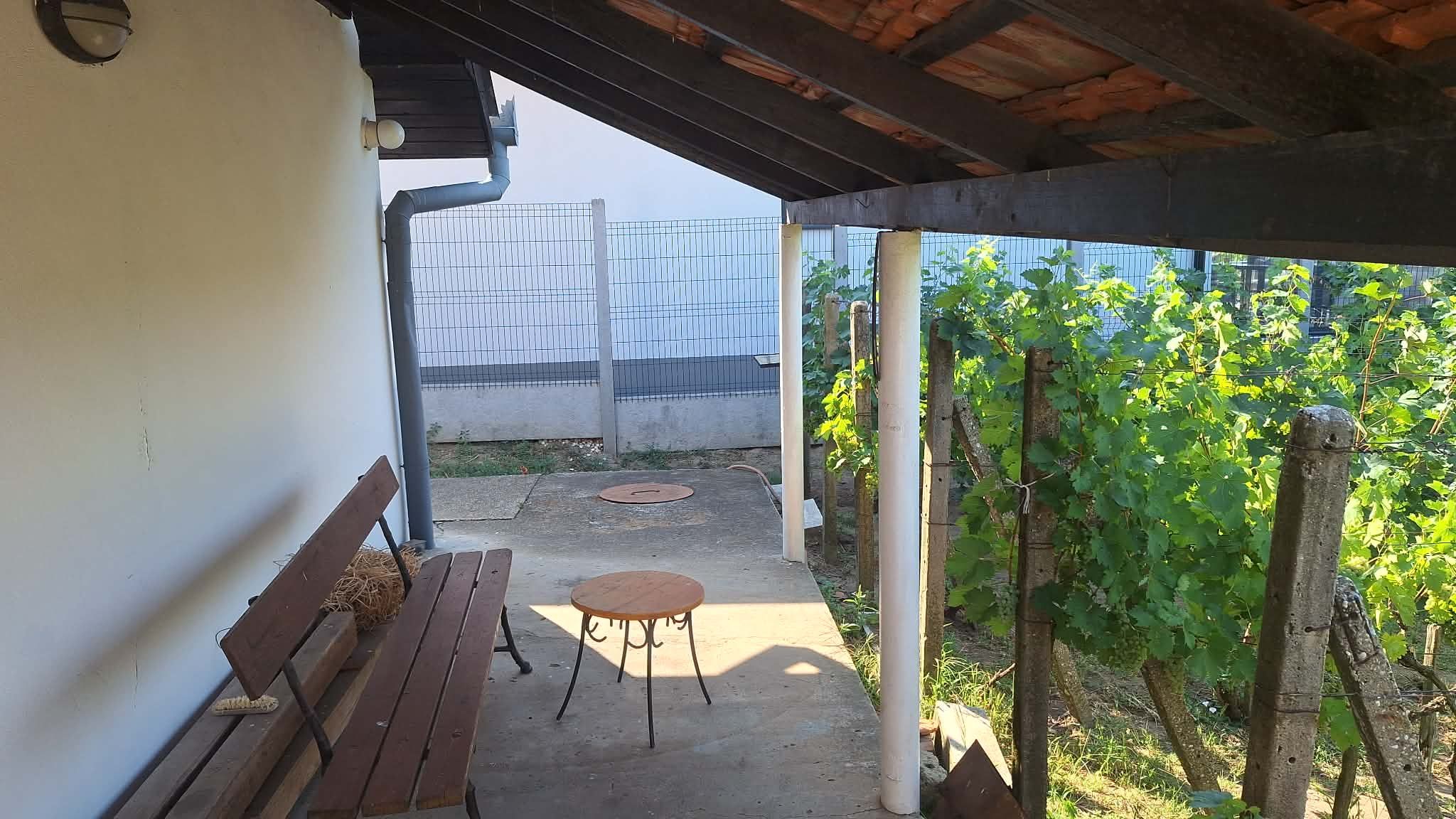 IBA U NÁS! PREDAJ - Murovaný domček s klembovou pivnicou a záhradou v obci Svätý Peter – fotografia 4