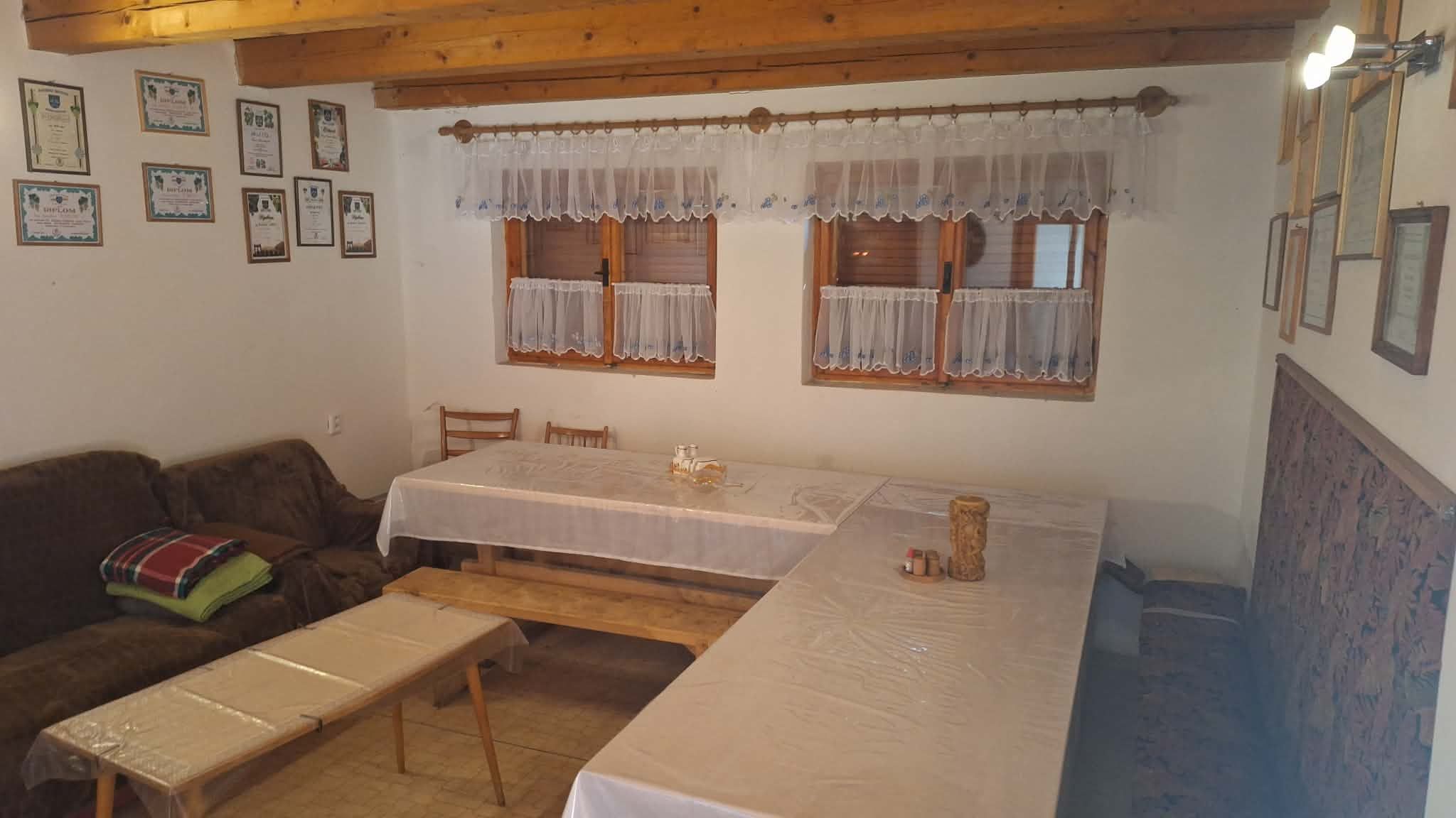 IBA U NÁS! PREDAJ - Murovaný domček s klembovou pivnicou a záhradou v obci Svätý Peter – fotografia 7