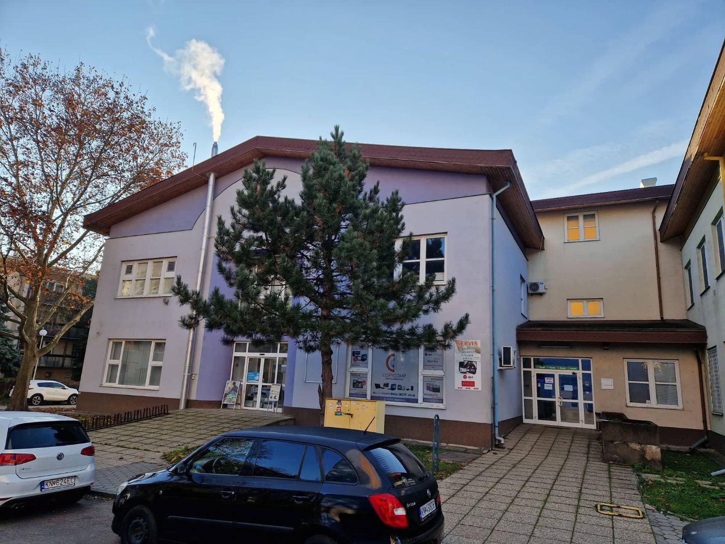 PRENÁJOM - Kancelárske priestory pri pošte v centre Komárna – fotografia 1