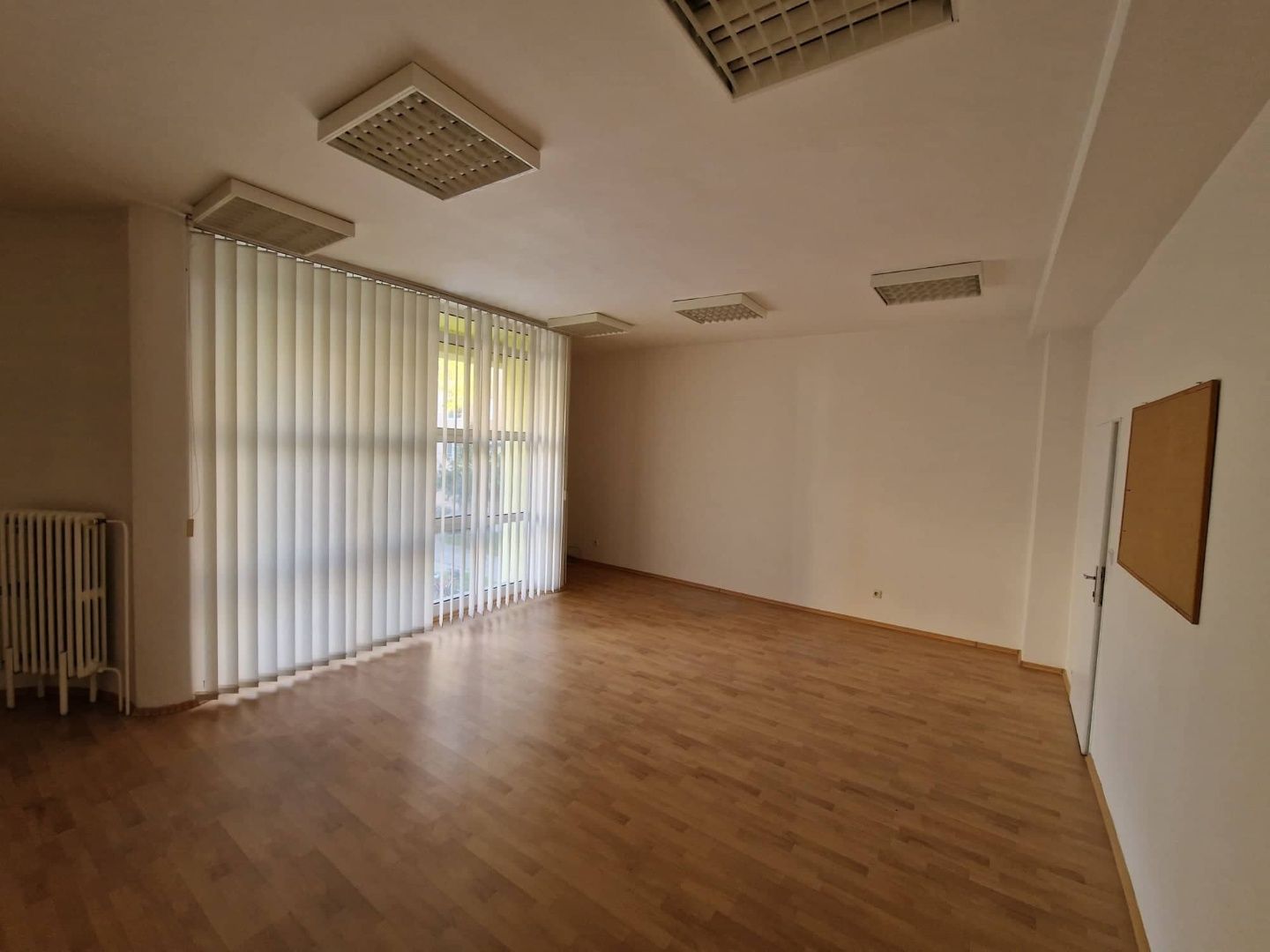 PRENÁJOM - Kancelárske priestory pri pošte v centre Komárna – fotografia 2