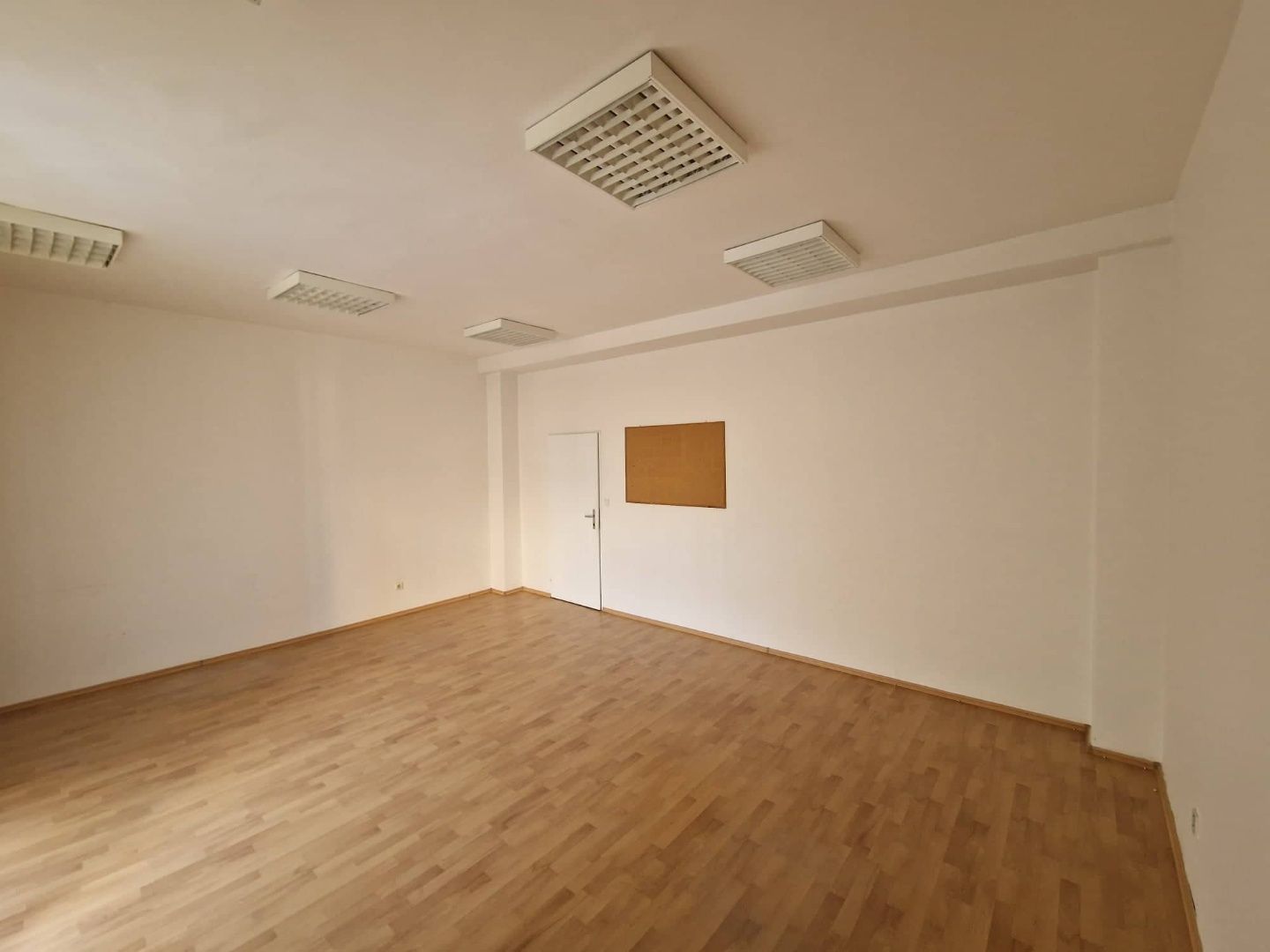 PRENÁJOM - Kancelárske priestory pri pošte v centre Komárna – fotografia 3
