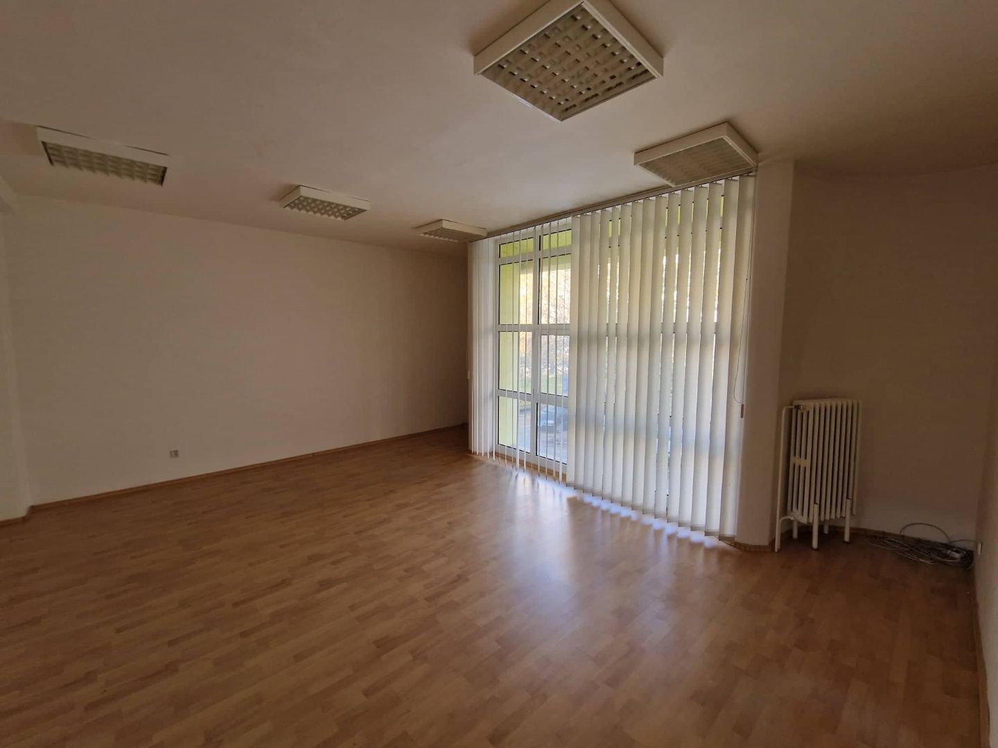 PRENÁJOM - Kancelárske priestory pri pošte v centre Komárna – fotografia 4