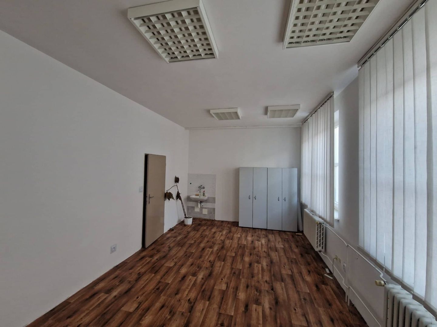 PRENÁJOM - Kancelárske priestory pri pošte v centre Komárna – fotografia 7