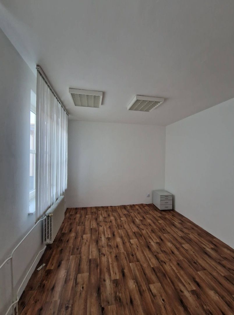 PRENÁJOM - Kancelárske priestory pri pošte v centre Komárna – fotografia 8
