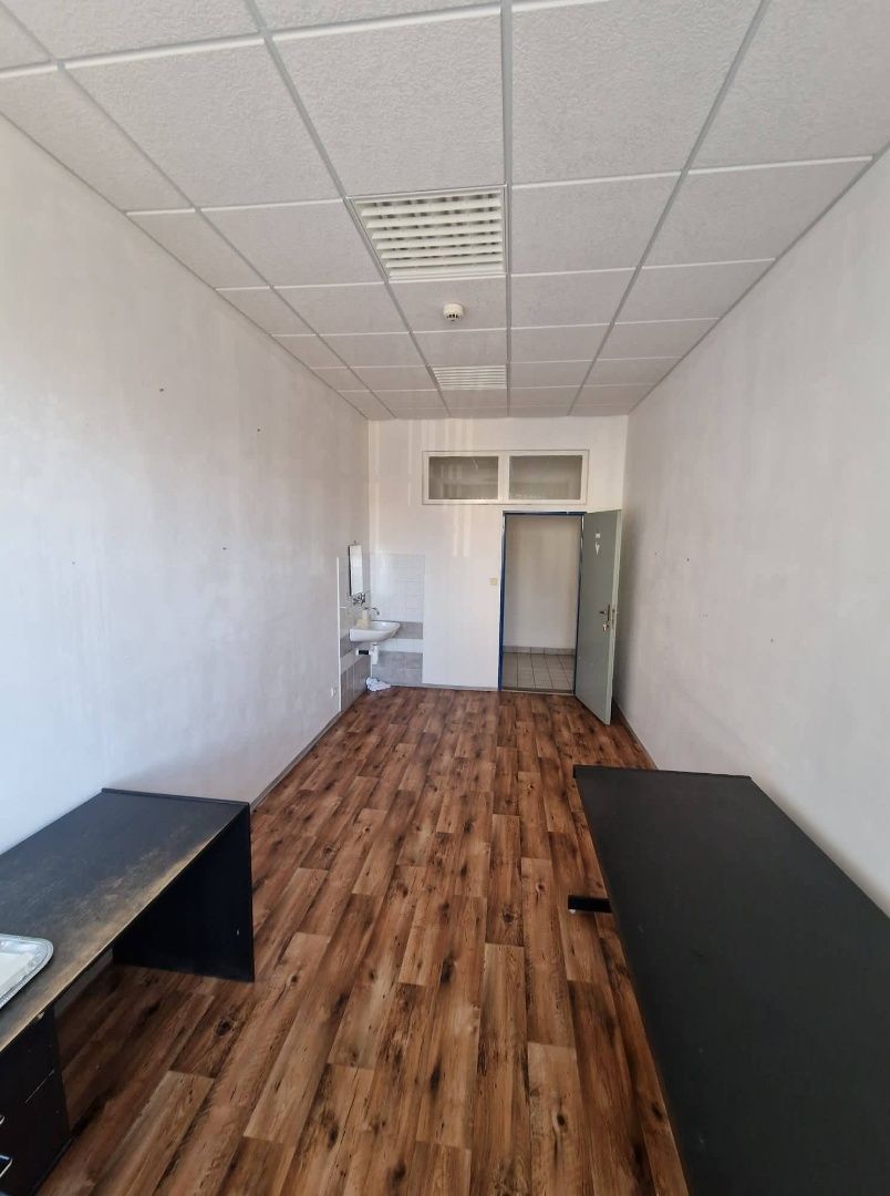 PRENÁJOM - Kancelárske priestory pri pošte v centre Komárna – fotografia 9