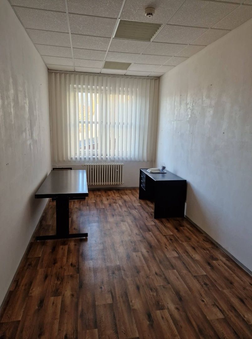PRENÁJOM - Kancelárske priestory pri pošte v centre Komárna – fotografia 10