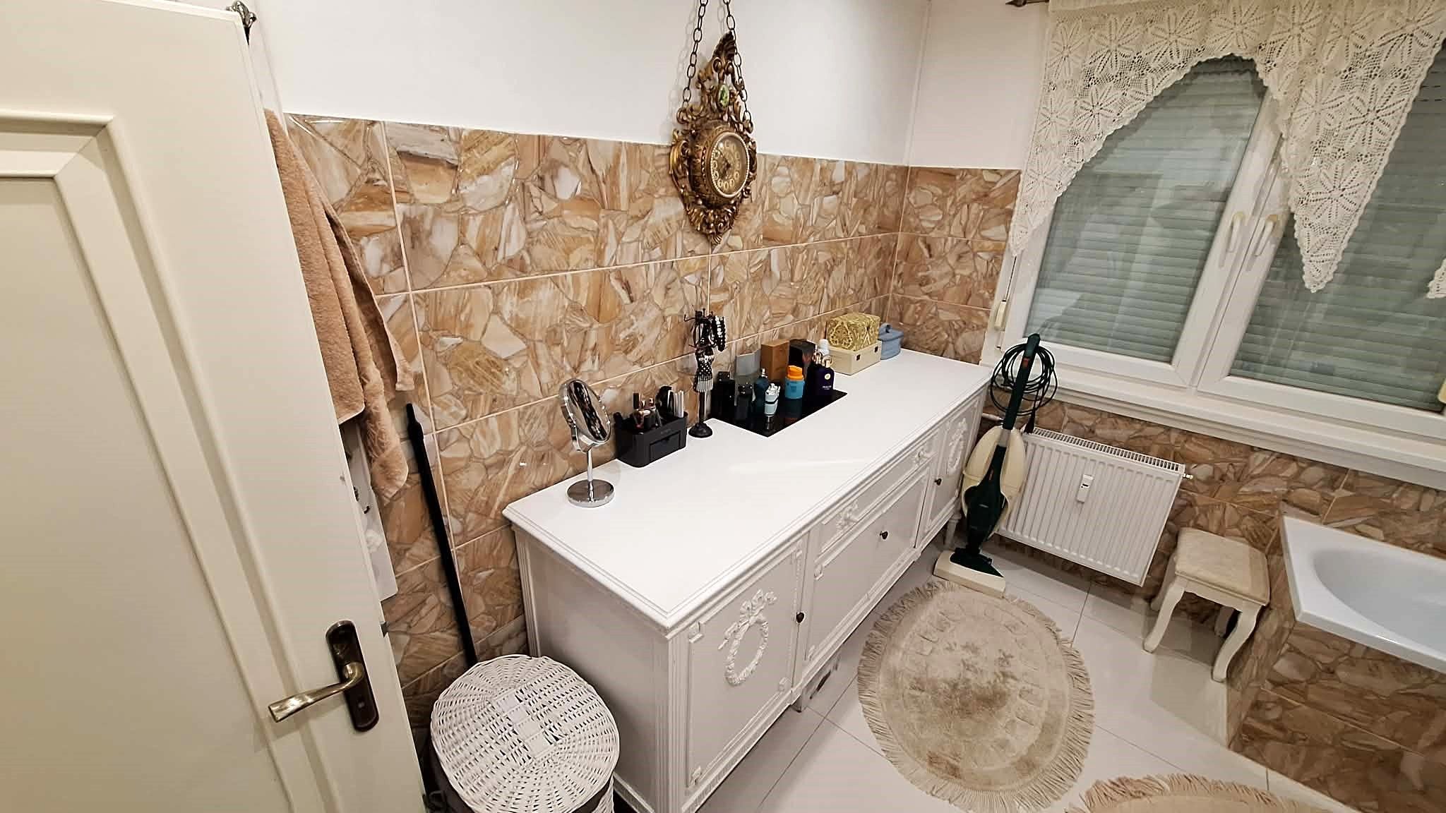EXKLUZÍVNY PREDAJ - Kompletne prerobený 2 izbový veľký byt s loggiou neďaleko Komárna ZNÍŽENÁ CENA! DOHODA ISTÁ! – fotografia 9