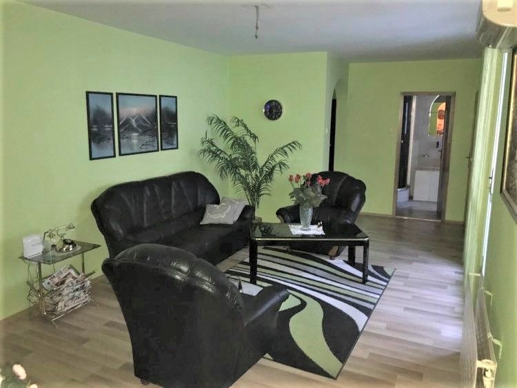 Predaj - polyfunkčný objekt s 2 bytovými jednotkami a podnikateľskými priestormi v centre Komárna – fotografia 5