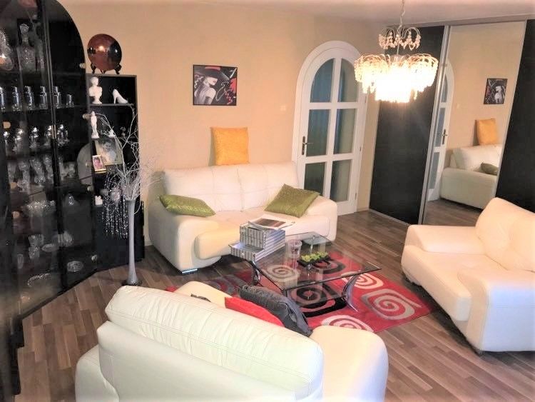 Predaj - polyfunkčný objekt s 2 bytovými jednotkami a podnikateľskými priestormi v centre Komárna – fotografia 8