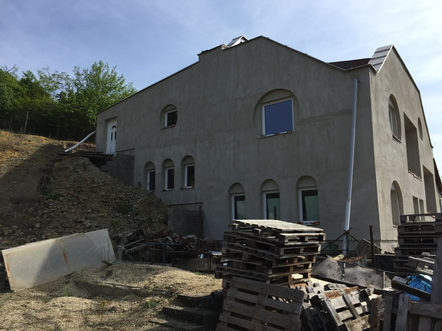 PREDAJ - veľký rozostavaný rodinný dom vhodný aj na podnikateľské účely - ubytovňa, penzión. Len 4 km od Štúrova. ODPORÚČAME. – fotografia 1