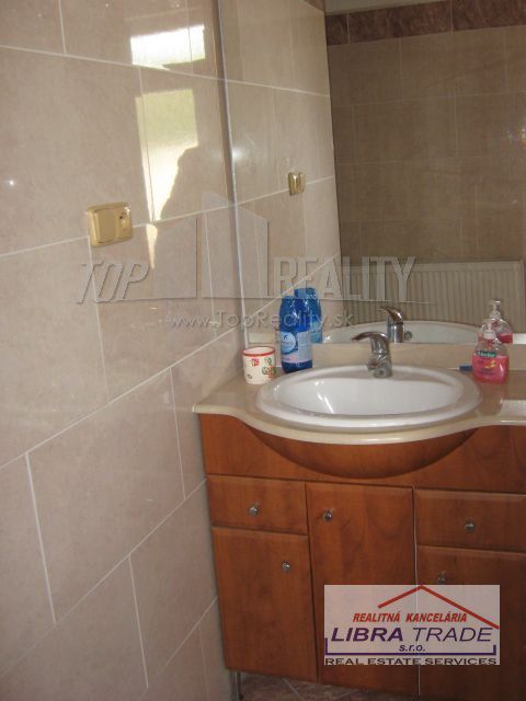 Veľký dvojgeneračný RD pri kúpelnom meste Štúrovo – fotografia 9