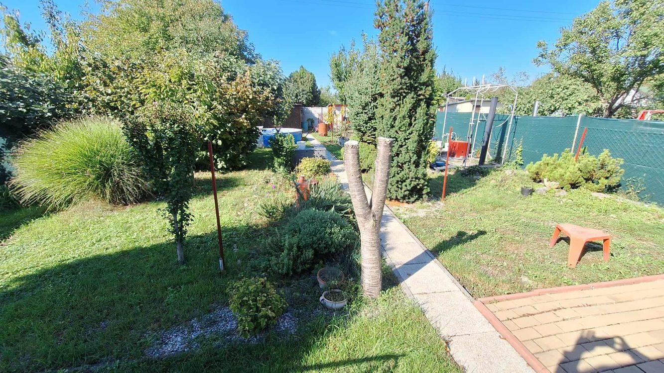 PREDAJ - záhrada s dvomi záhradnými domčekmi v Komárne – fotografia 7