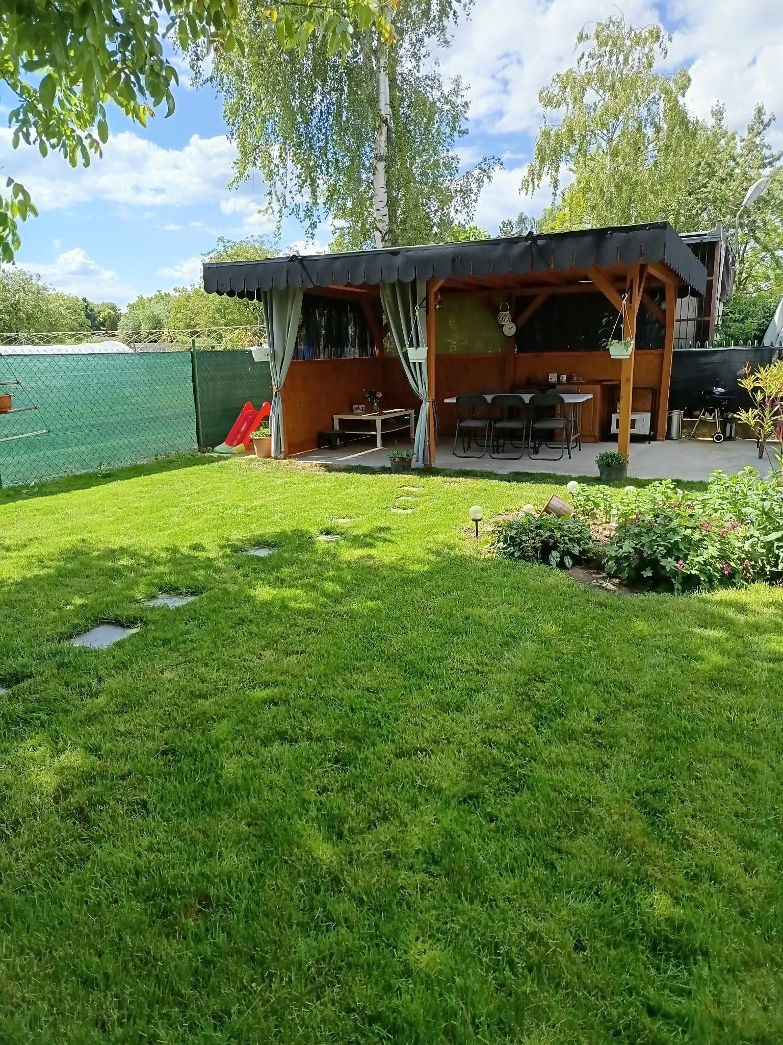 Predáme 3-izbový byt s 2 balkónmi  + GARÁŽ  + ZÁHRADKA s altánkom v obci Jasová. – fotografia 1