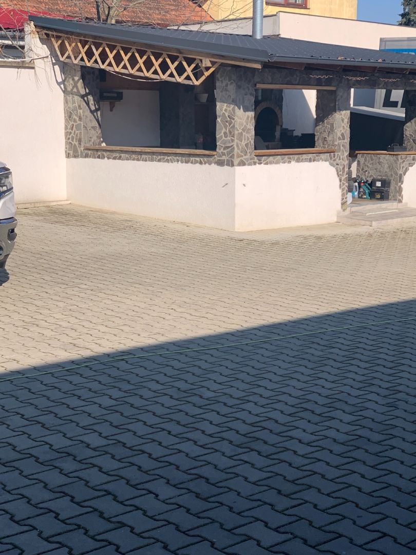Kancelárske priestory  s veľkým parkoviskom do prenájmu v Nových Zámkoch. – fotografia 5