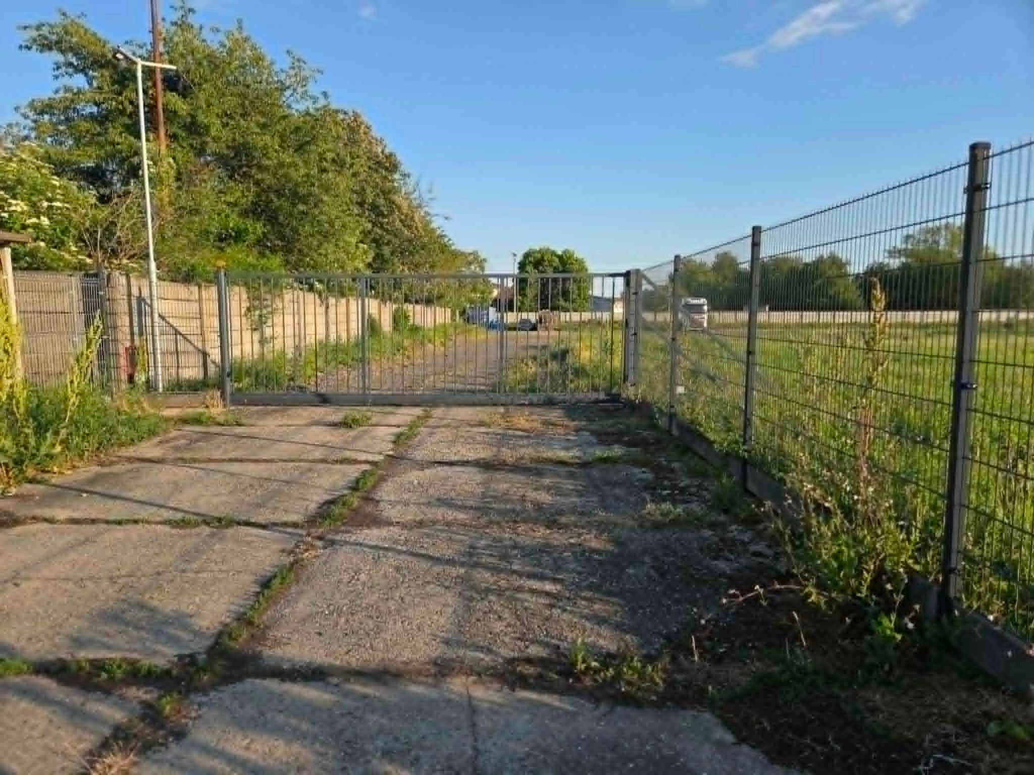 Ponúkame na predaj pozemok 8010 m2 na podnikateľské účely v Štúrove. – fotografia 4