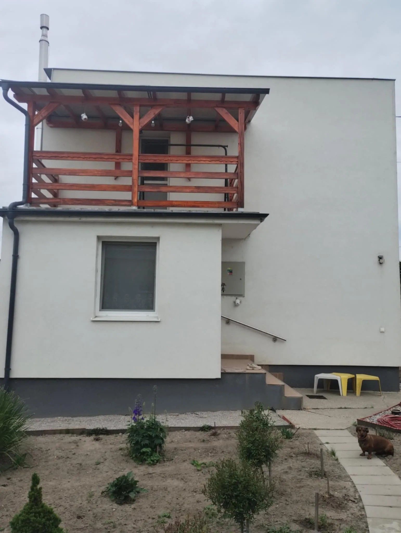 PREDAJ - Čiastočne prerobený 5 izbový poschodový rodinný dom so záhradou a garážou v obci IŽA – fotografia 1