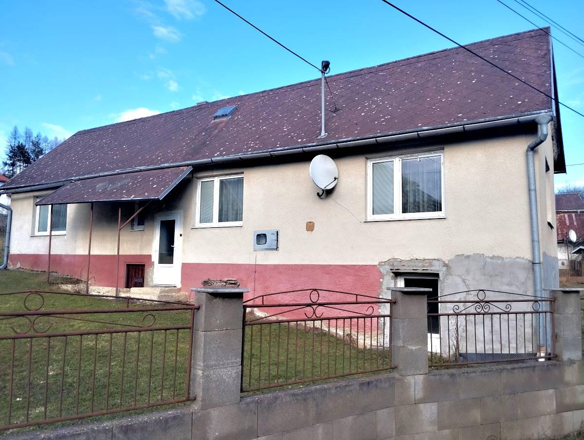 Rodinný dom s 3000 m² pozemkom – Pčoliné – fotografia 1
