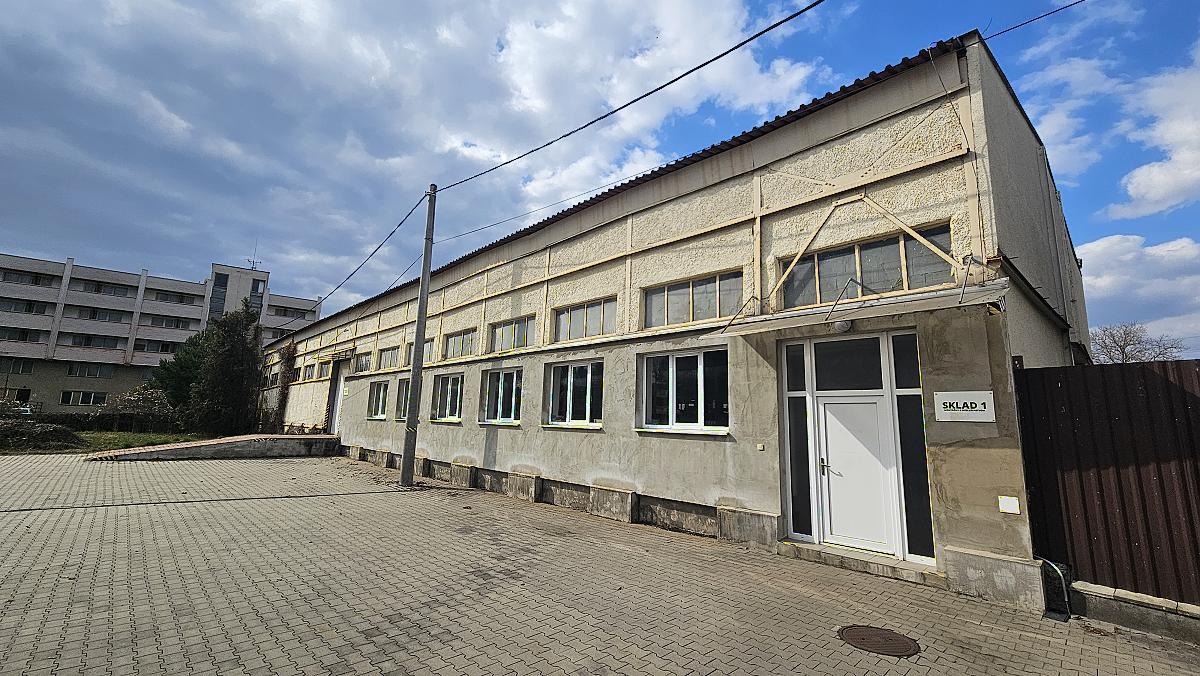 NA PREDAJ: Výrobná hala 769 m2 s veľkorysým pozemkom a TOP prístupom – fotografia 1