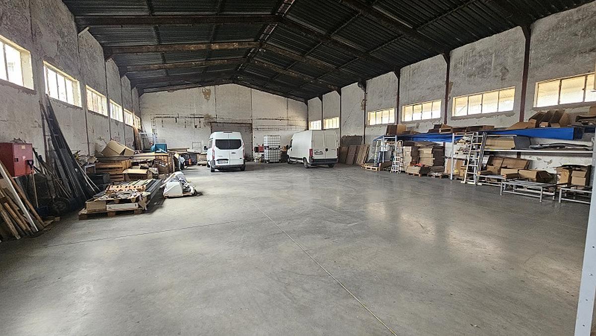NA PREDAJ: Výrobná hala 769 m2 s veľkorysým pozemkom a TOP prístupom – fotografia 2