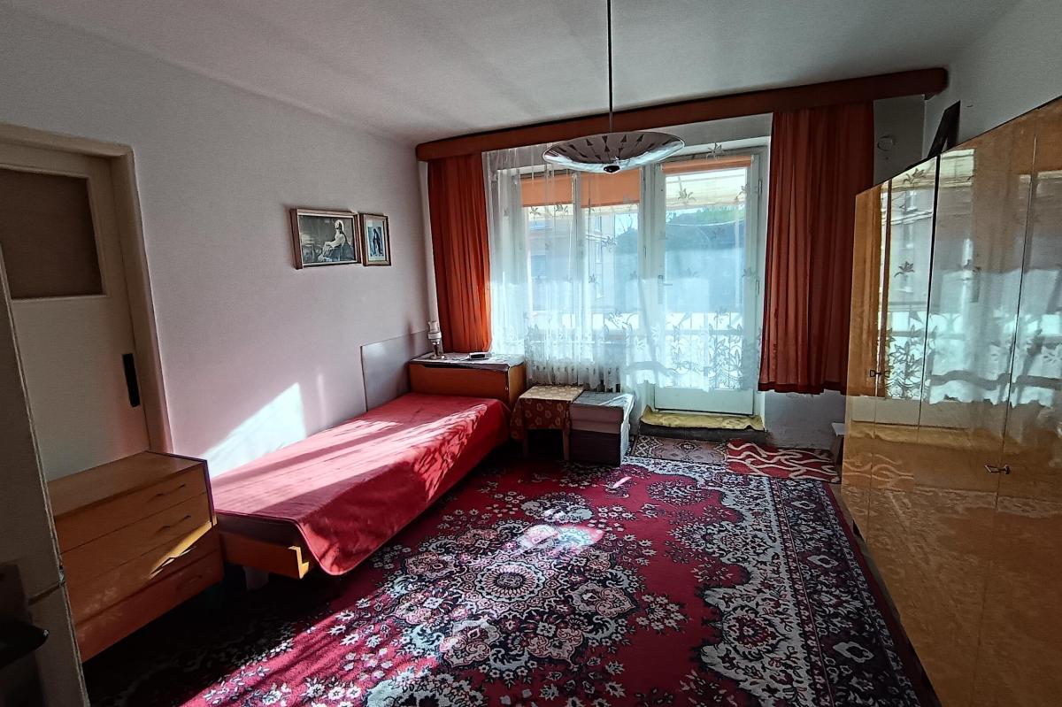 NA PREDAJ: 2-izbový byt s balkónom na Sídlisku I – ideálny na rekonštrukciu – fotografia 3