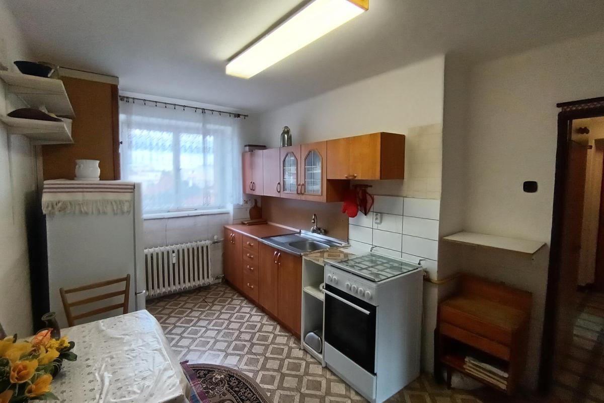 NA PREDAJ: 2-izbový byt s balkónom na Sídlisku I – ideálny na rekonštrukciu – fotografia 4