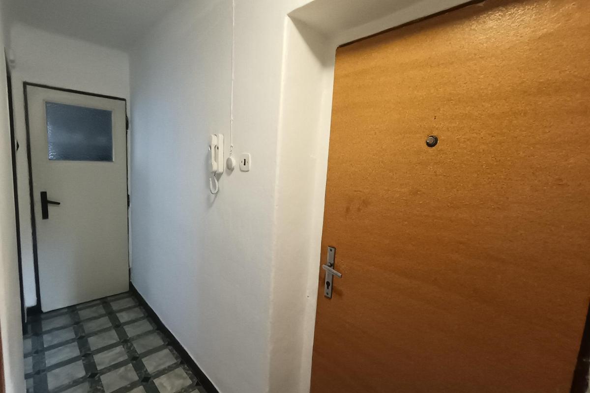 NA PREDAJ: 2-izbový byt s balkónom na Sídlisku I – ideálny na rekonštrukciu – fotografia 5
