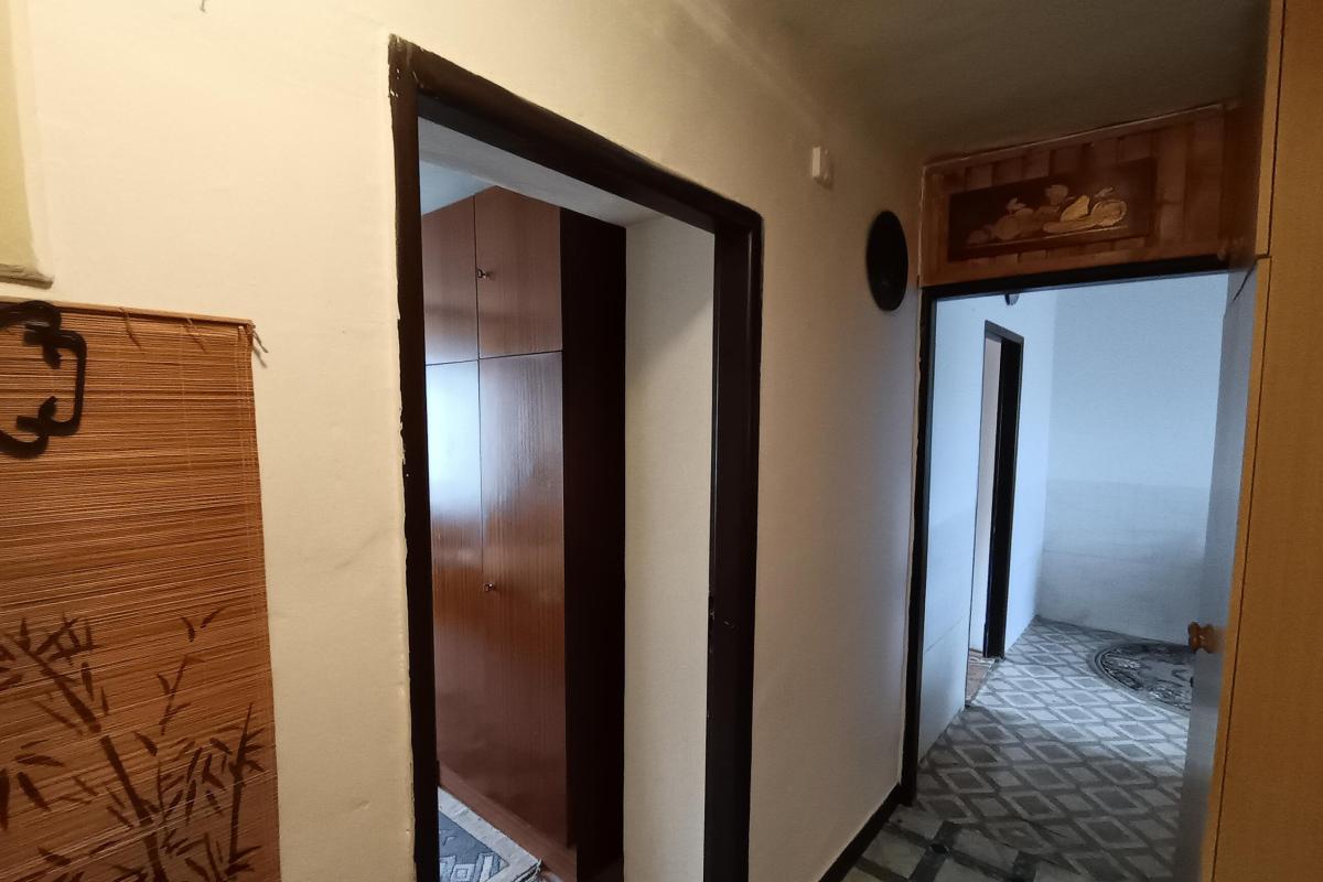 NA PREDAJ: 2-izbový byt s balkónom na Sídlisku I – ideálny na rekonštrukciu – fotografia 6