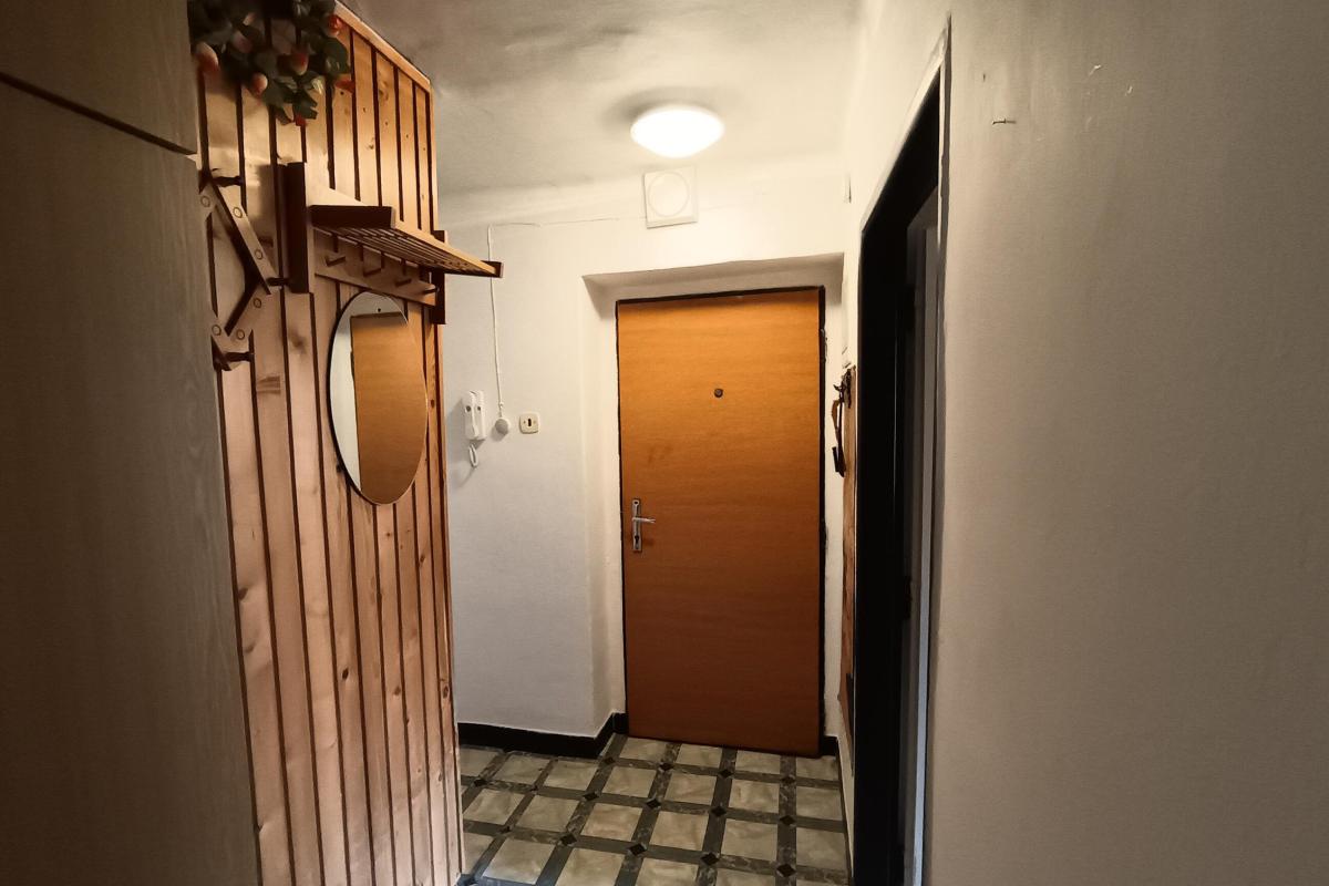 NA PREDAJ: 2-izbový byt s balkónom na Sídlisku I – ideálny na rekonštrukciu – fotografia 7