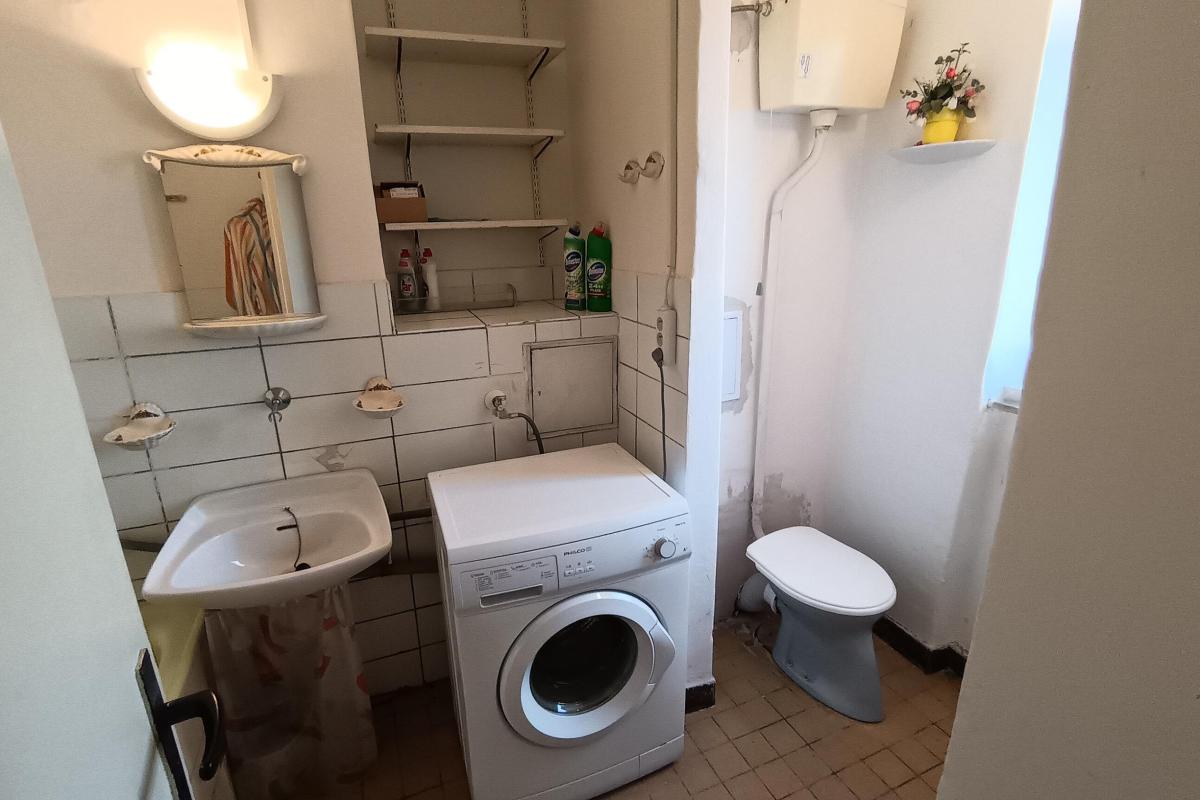 NA PREDAJ: 2-izbový byt s balkónom na Sídlisku I – ideálny na rekonštrukciu – fotografia 8