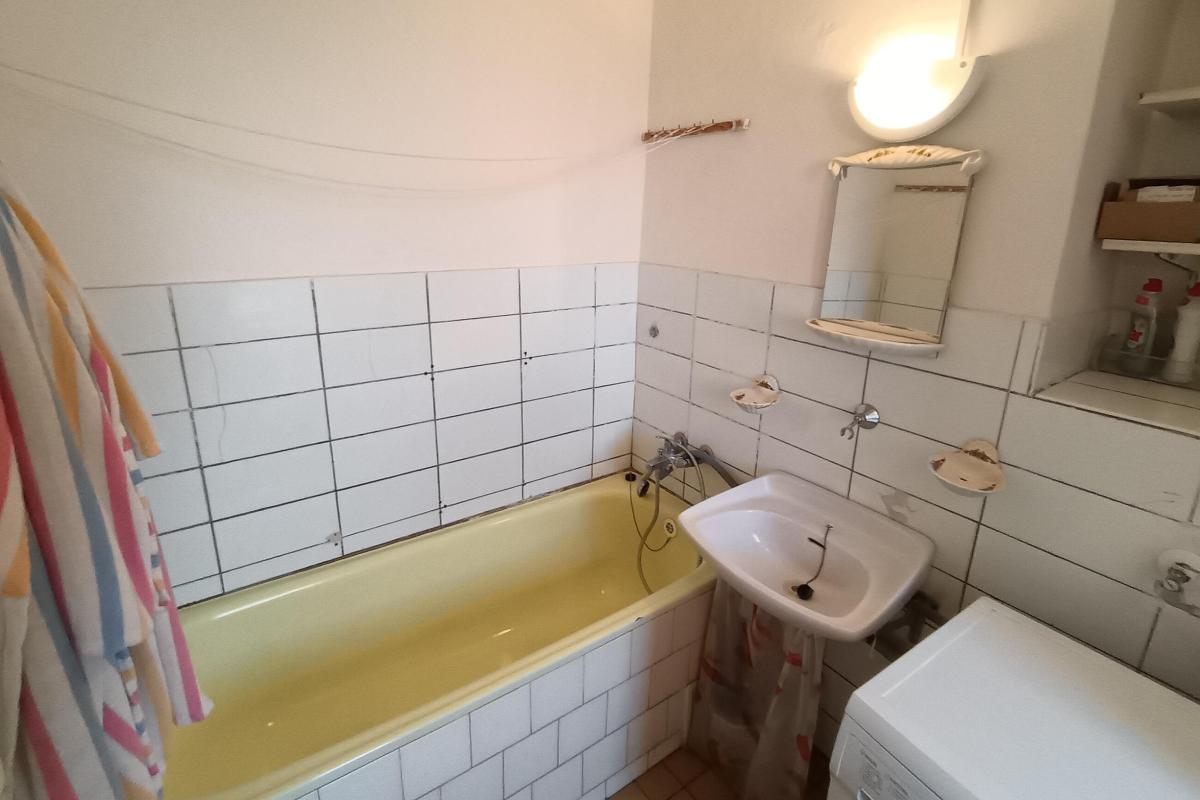 NA PREDAJ: 2-izbový byt s balkónom na Sídlisku I – ideálny na rekonštrukciu – fotografia 9