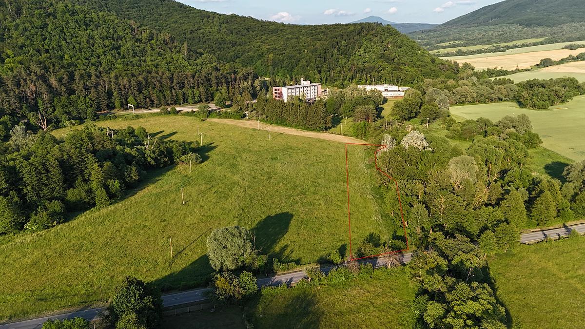 Na predaj: Rozľahlý slnečný pozemok s vlastným potokom len 2 km od Humenného – fotografia 1