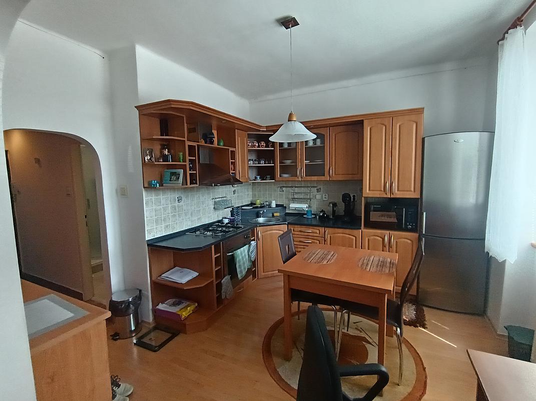 Na predaj štýlový 1-izbový zrekonštruovaný byt v centre – 41 m², balkón – fotografia 1