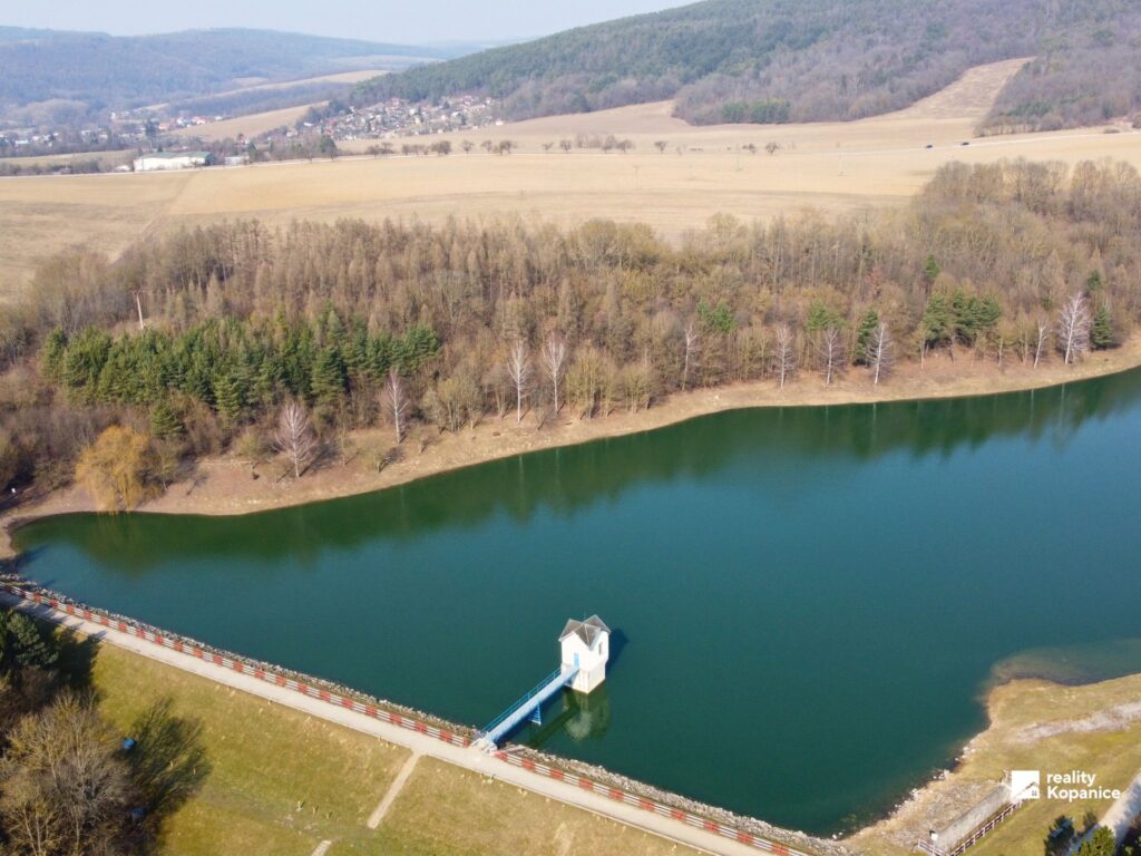 pozemok priamo pri priehrade Brezová pod Bradlom – fotografia 1