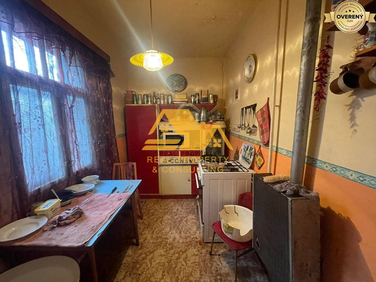 Predám rodinný dom s veľkým pozemkom v obci Imeľ – fotografia 1