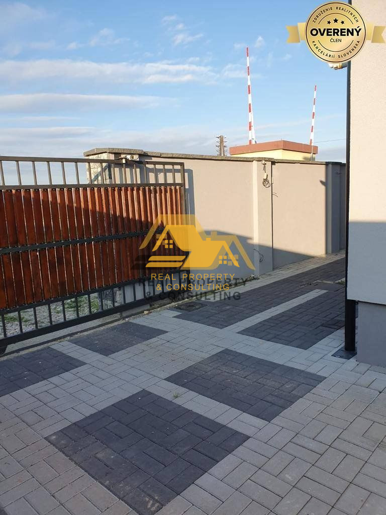 Predám podnikateľský objekt v Komjaticiach – fotografia 7