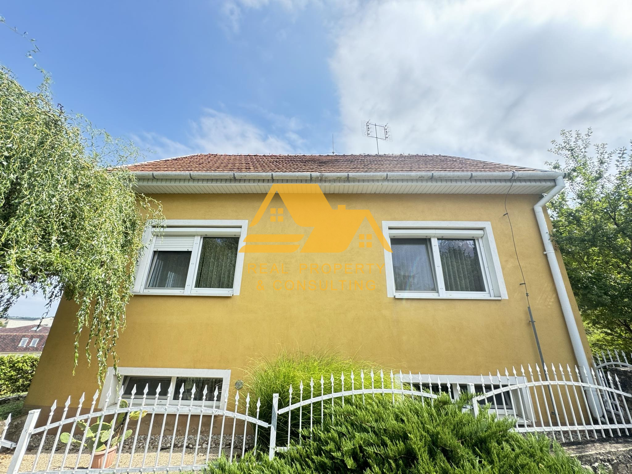 Exkluzívne! Predám apartmánový dom v obci Podhájska – fotografia 1