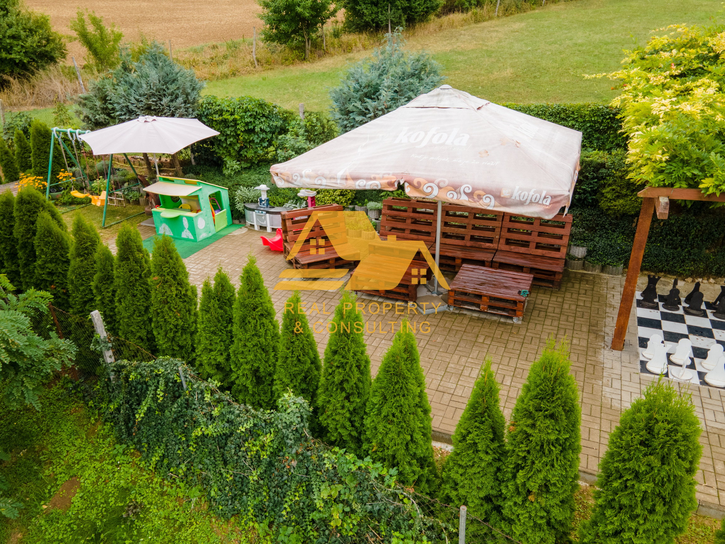 Exkluzívne! Predám apartmánový dom v obci Podhájska – fotografia 2