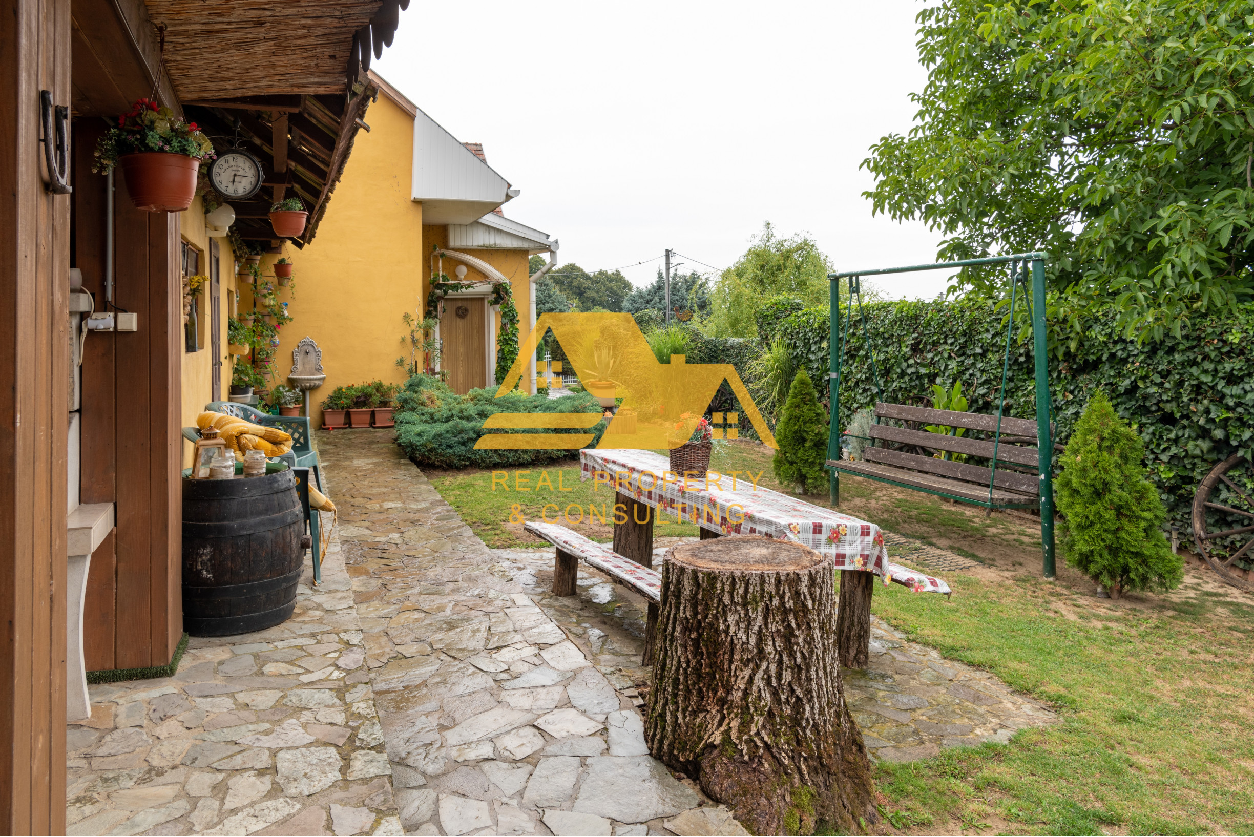 Exkluzívne! Predám apartmánový dom v obci Podhájska – fotografia 3
