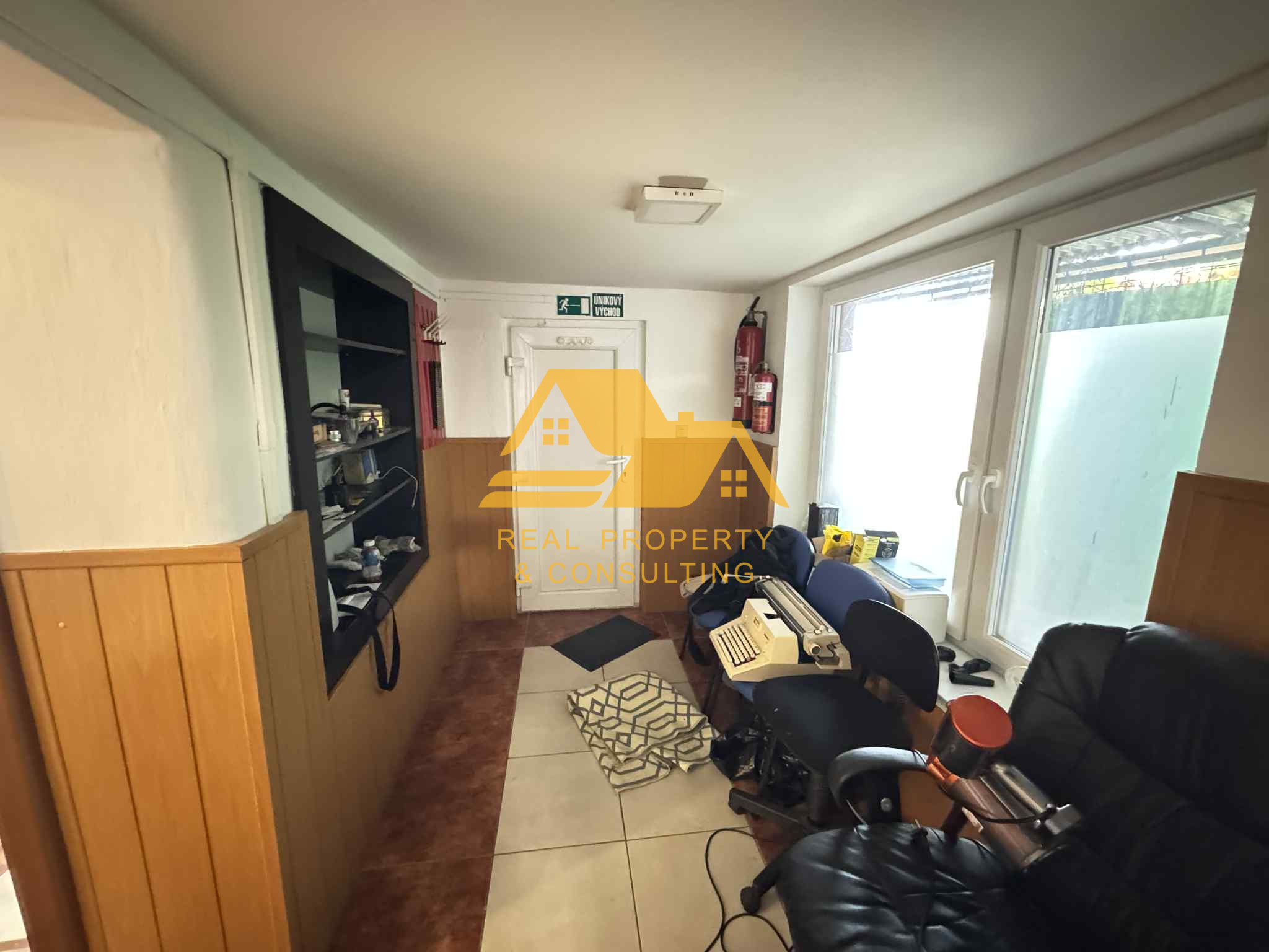 Predám komerčný priestor na frekventovanej ceste v Nových Zámkoch – fotografia 10