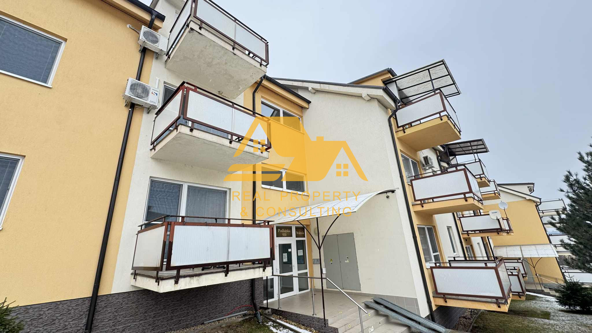 Predám veľký apartmán neďaleko kúpaliska v obci Podhájska – fotografia 3