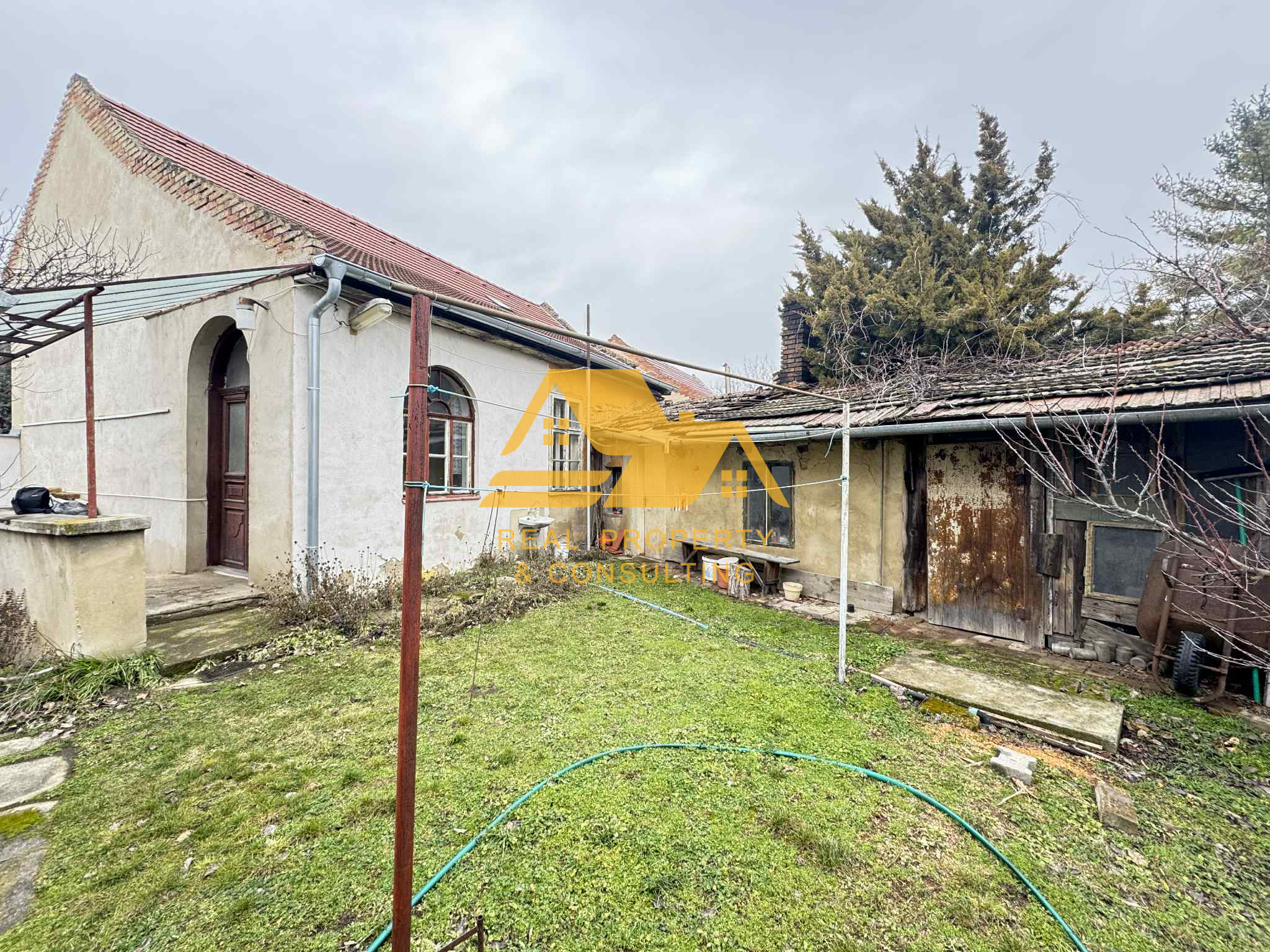 Exkluzívne! Predám rodinný dom v Nových Zámkoch – fotografia 1