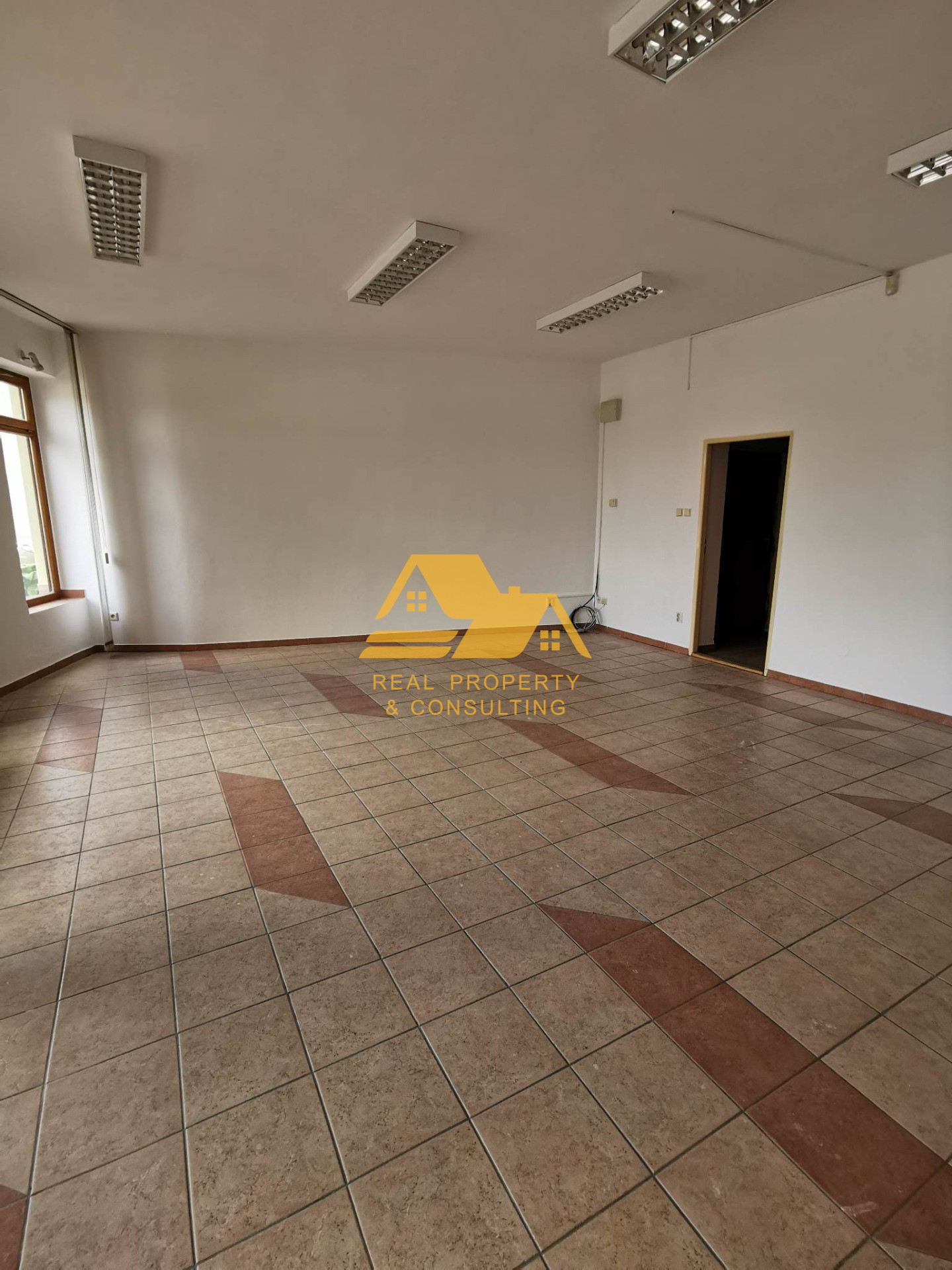 Prenajmem obchodný priestor v Nových Zámkoch – fotografia 3