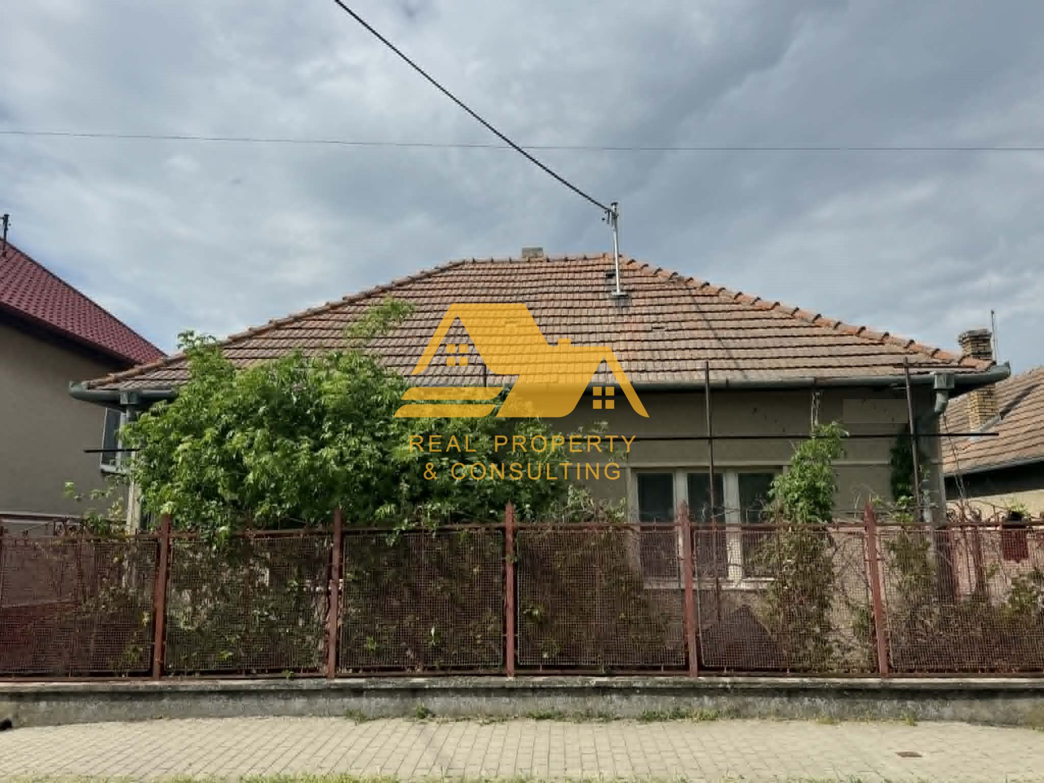 Predám pekný pozemok so starším domom v obci bánov – fotografia 2